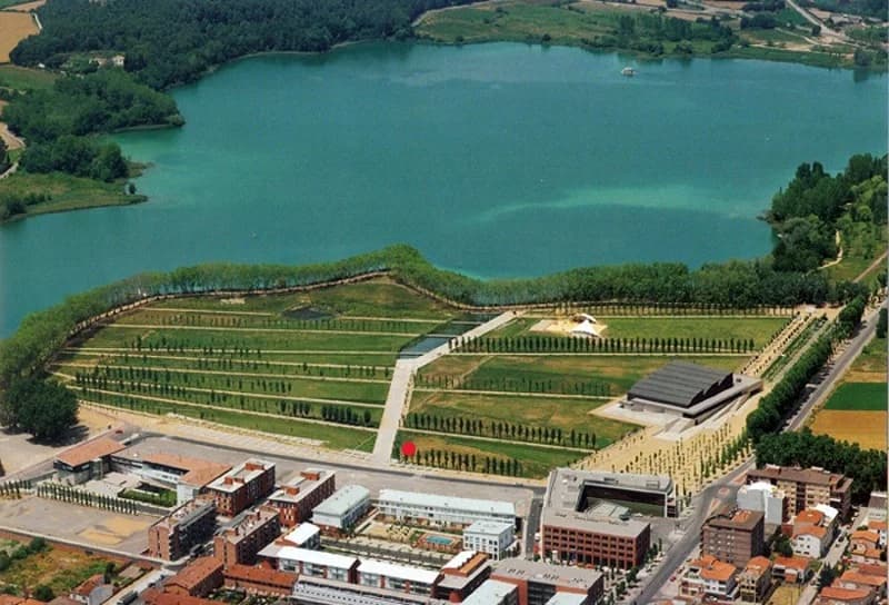 Vista aèria del Parc de la Draga amb l'Estany de Banyoles de fons